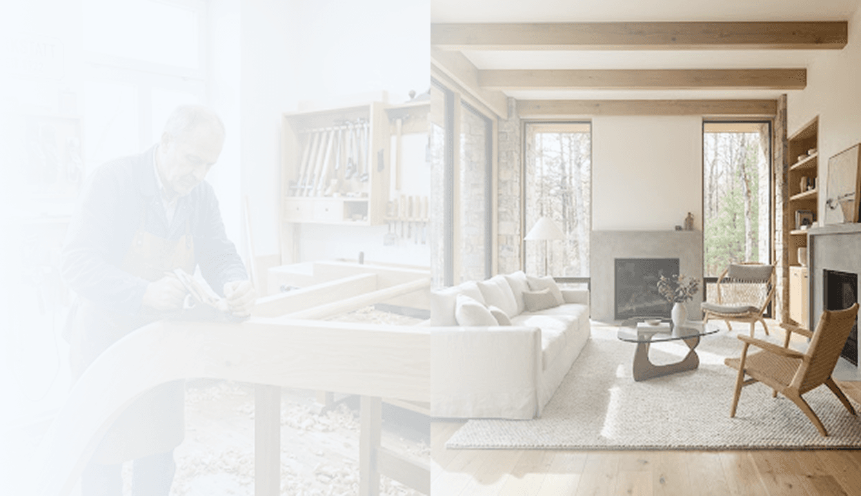 Helles Wohninterieur mit Holzbalken und großen Fenstern