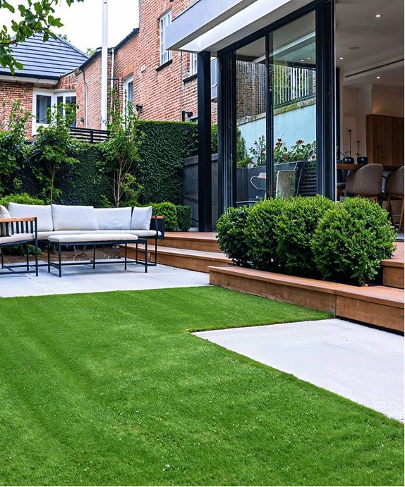 Modernes Wohnhaus mit Pool und Beleuchtung in der Abenddämmerung